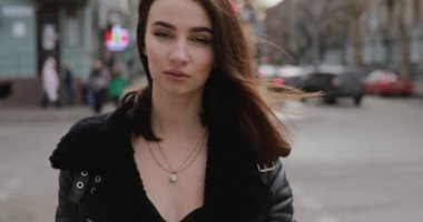 Kadın temiz hava üzerinde yürüyor
