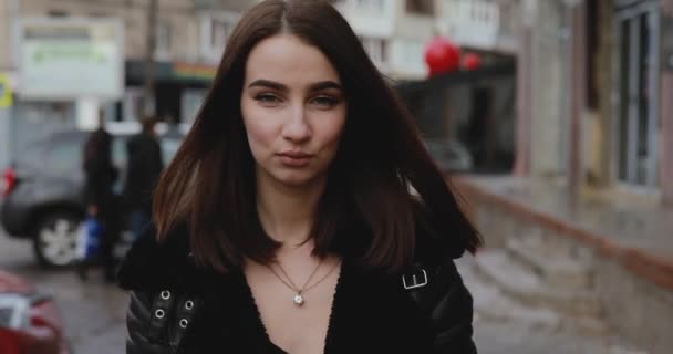 Kadın yalnız şehir sokak yürür — Stok video