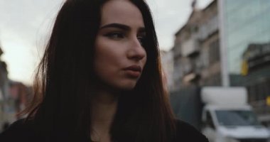 Kadın portresi şehirde endişeli