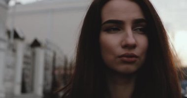 Kadın portresi şehirde endişeli