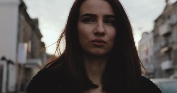 Portrait de femme inquiet en ville 