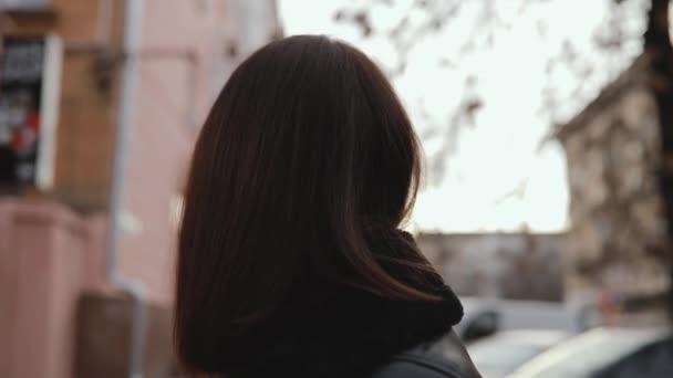 Mujer girando cara en la ciudad — Vídeo de stock