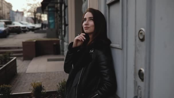 Vrouw denken en genieten van de frisse lucht, leunend op de muur — Stockvideo