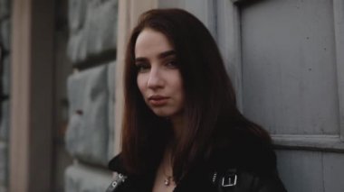 Kadın düşünme ve duvara yaslanmış temiz havanın tadını