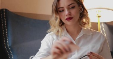 Mikrofiber kumaş kullanan kadın gözlük yüzey bez ile silerek