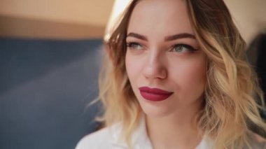 Güzel kadın portresi. Yakından.