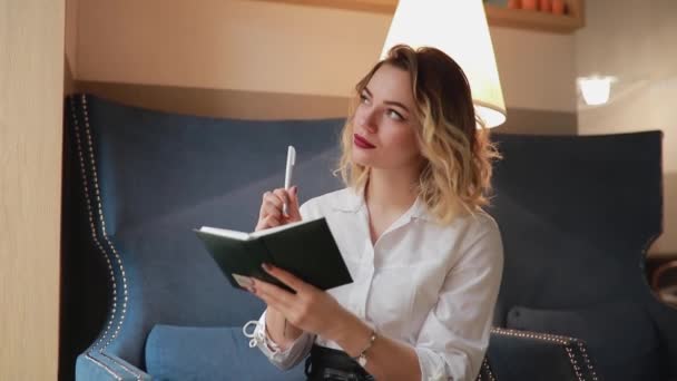 Mulher escrevendo no planejador diário — Vídeo de Stock