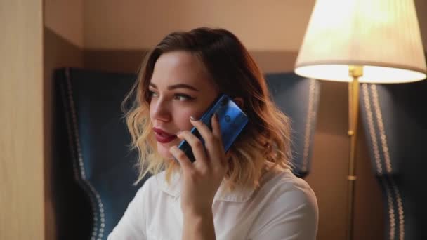 Mulher bonita falando por telefone — Vídeo de Stock