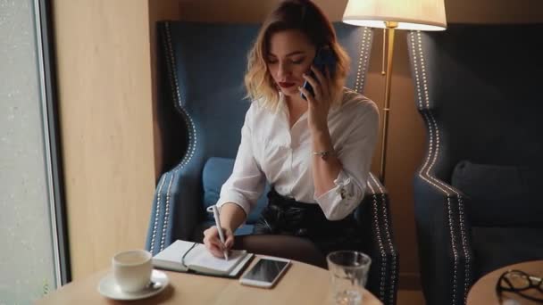 Επιχειρηματίας έχουν πολλά εισερχόμενη κλήση — Αρχείο Βίντεο