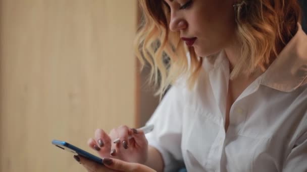 Geschäftsfrau schreibt in Notizbuch, plant ihre Woche — Stockvideo