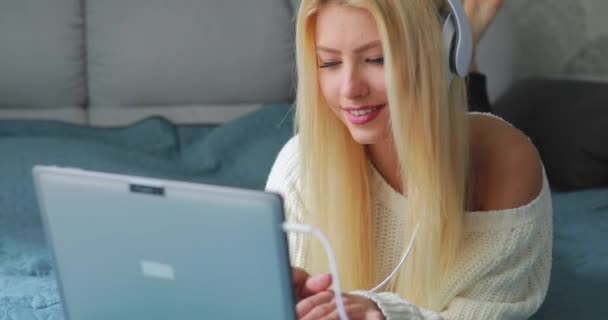 Joven bonita mujer usando el ordenador portátil en casa — Vídeo de stock