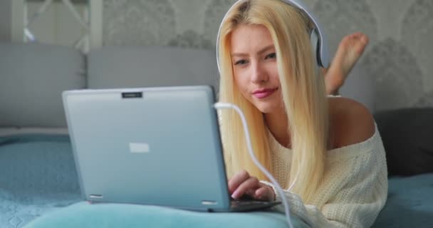Mladá krásná žena doma pomocí přenosného počítače — Stock video