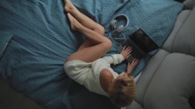 Seksi kadın dizüstü evde kullanma