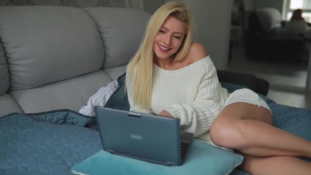 Sexy kobieta za pomocą laptopa w domu — Wideo stockowe