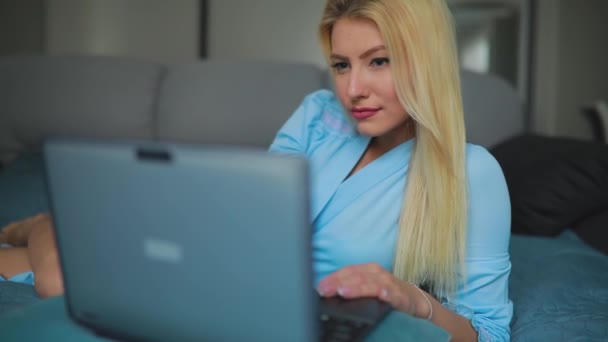 Mujer sexy usando el ordenador portátil en casa acostado en la cama — Vídeos de Stock