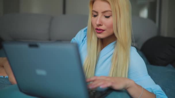 Szexi nő használ a laptop otthon ágyon