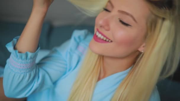 Sexy mujer sonriente juega con el pelo — Vídeos de Stock