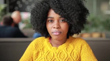 Afrikalı kadın bir kafede gülümseyen