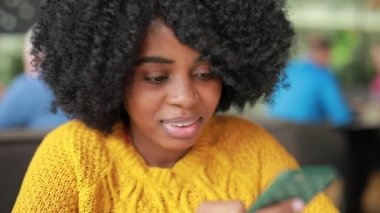 Afrikalı kadın bir kafede Smartphone kullanarak