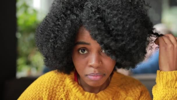 Mujer africana sonriendo en un café — Vídeos de Stock