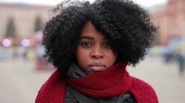 Afrika gülümsüyor kadın portre şehrin slowmotion