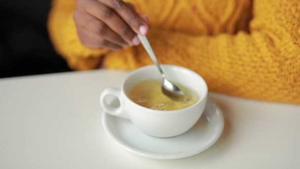 Mezcla de azúcar de mano femenina en la taza de té — Vídeo de stock