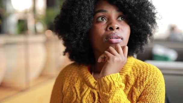 Mulher africana pensando e sonhando — Vídeo de Stock