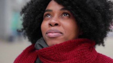 Afrikalı kadın amazedly şehir gökyüzüne bakıp