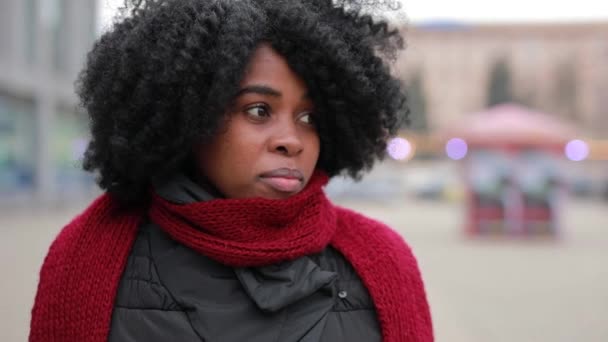 Afrikalı kadın şehirde yürür — Stok video