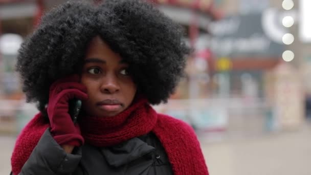 Africano sorrisos mulher retrato na cidade, câmara lenta — Vídeo de Stock