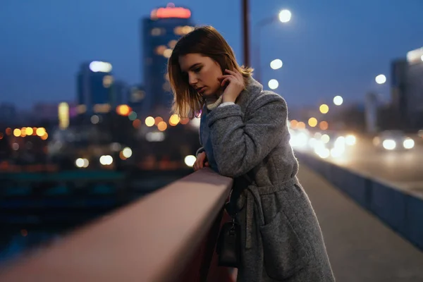 Donna Piedi Sul Ponte Nei Legni Della Città Notte Pensando — Foto Stock