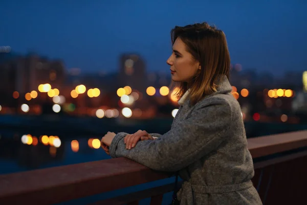 Mujer Pie Las Ligas Ciudad Nocturna Fondo Puente —  Fotos de Stock