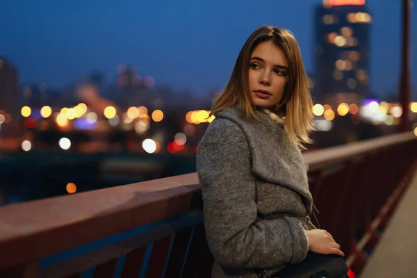 Vrouw Lichten Van Nacht Stad Achtergrond Brug — Stockfoto