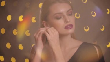 Kulağı ağır çekim üzerinde pahalı Küpe moda modeli koyar