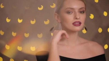 Güzel moda model lüks küpe, yavaş hareket ile çalış