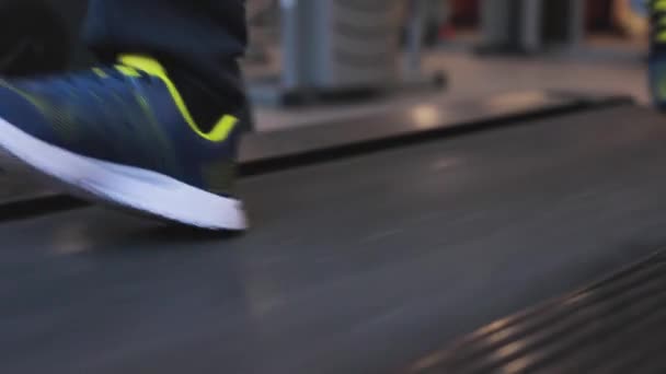 Férfi láb, fut a futógépen — Stock videók