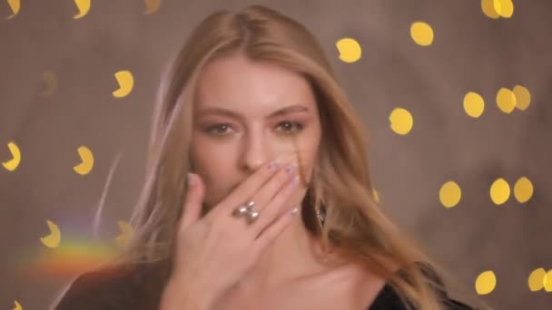 Coquette vrouw lucht kus op een camera, slow motion, gele bokeh achtergrond maken — Stockvideo
