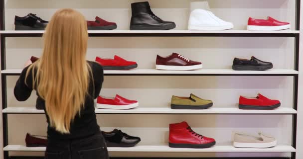 Femme corrige chaussures sur une vitrine — Video