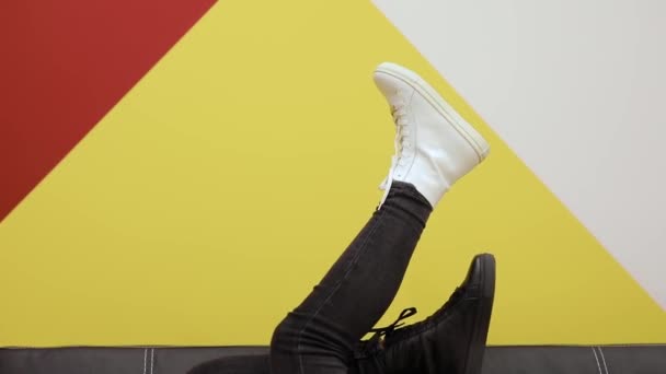 Různé ženské boty, kreativní — Stock video