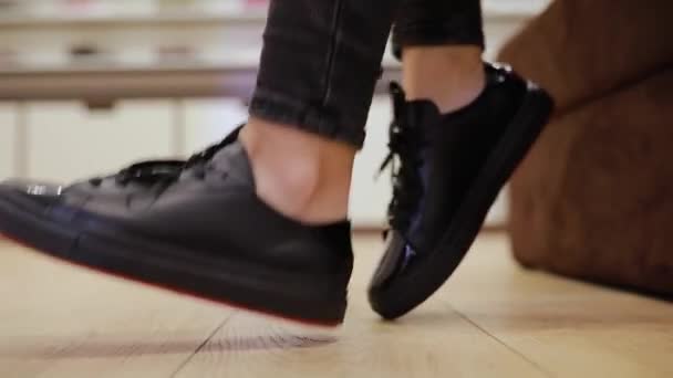 Vrouw proberen op nieuwe laarzen — Stockvideo