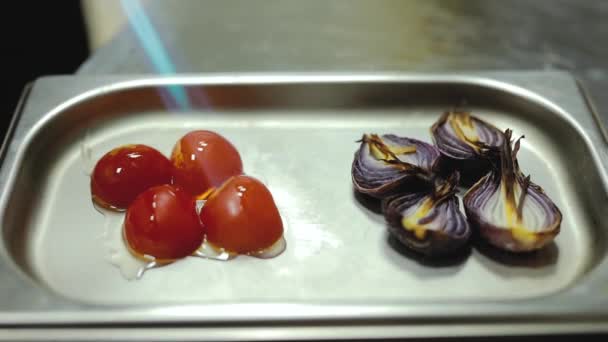 Roasting tomatoes with flame — Stock Video