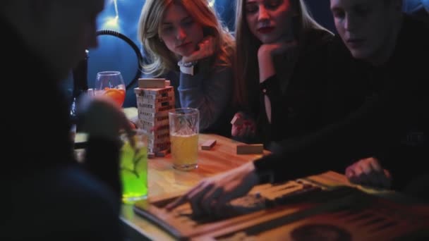 Amigos juega backgammon en el bar — Vídeos de Stock