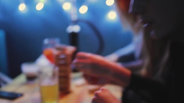 Друзі грають у нарди в барі — стокове відео