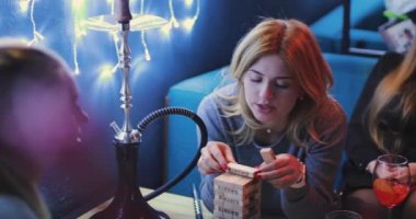 Bir nargile bar arkadaş sohbetleri