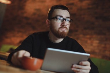 Adam tablet kullanırken kahve molası