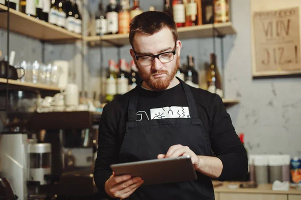 Barista 在酒吧工作与平板电脑 为最佳的客户服务在咖啡馆 — 图库照片