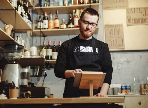 Barista Trabalhando Bar Com Tablet Para Melhor Serviço Cliente Café — Fotografia de Stock