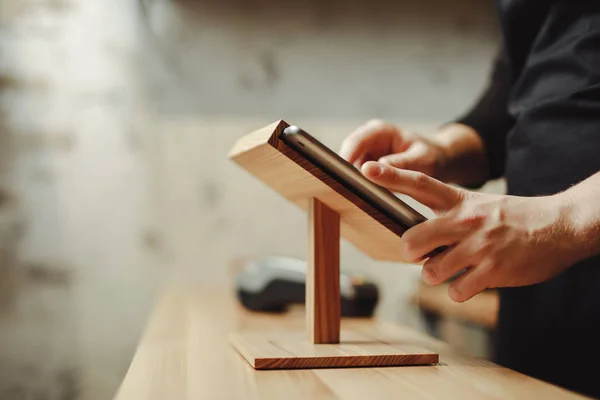 Tablet Için Iyi Online Bakım Closeup Ile Bir Bar Çalışma — Stok fotoğraf