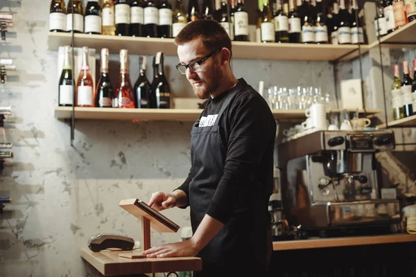 Barista Travaille Bar Avec Tablette Pour Meilleur Service Clientèle Dans — Photo