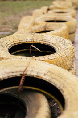 Eski lastikler üzerinde terk edilmiş bir karting